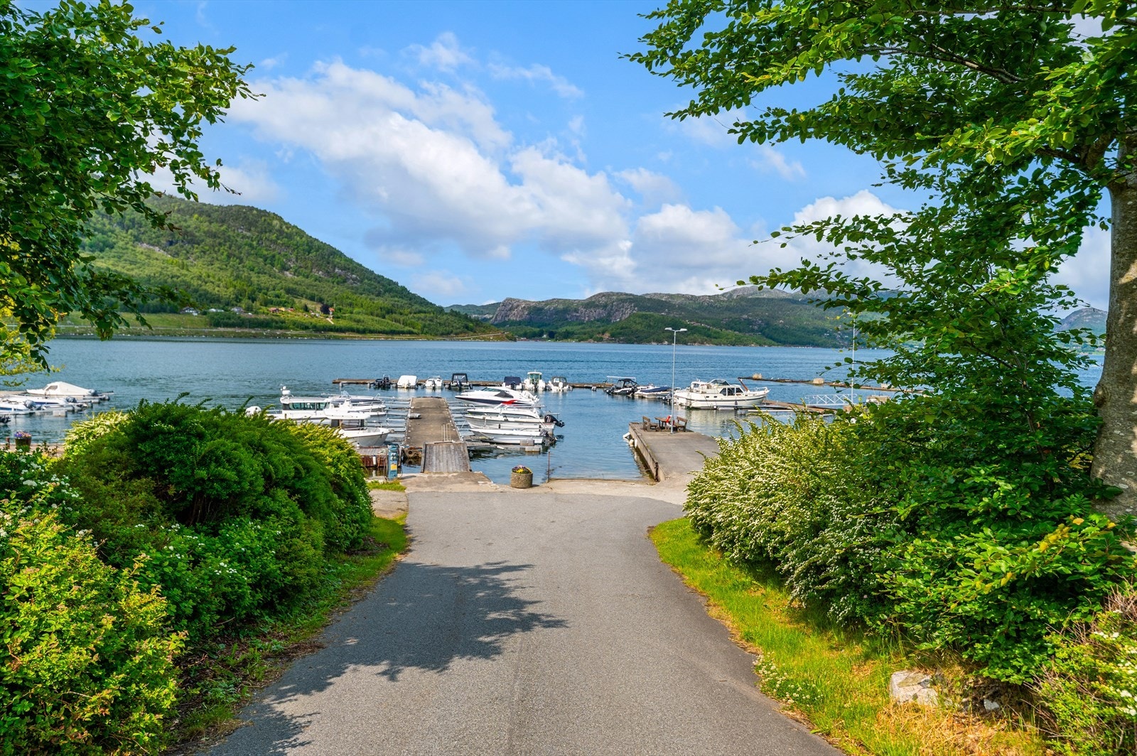 Medfølgende er en verdifull båtplass på Høle Marina, som gir enkel tilgang til sjøen og maritime opplevelser. Denne praktiske fasiliteten har en årlig pris på rundt 8000 kr. Galleribilde