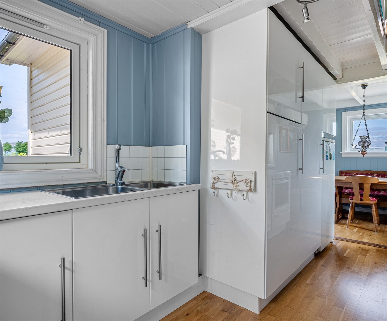 Kjøkkenet er designet med tanke på funksjonalitet, og fremstår som enkelt, men godt utstyrt. Galleribilde