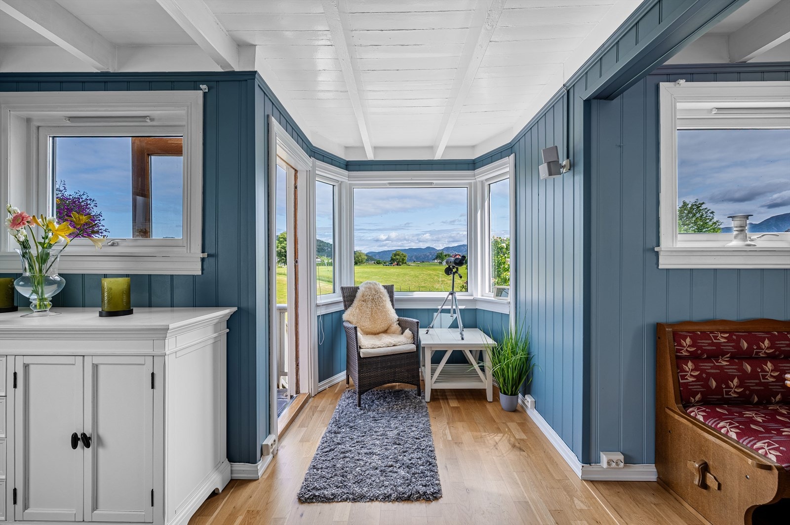 Forestil deg å sitte på denne plassen i hytta, omgitt av et fantastisk landskap, og la tankene vandre fritt. Dette er et sted for dyp ro og inspirasjon. Galleribilde