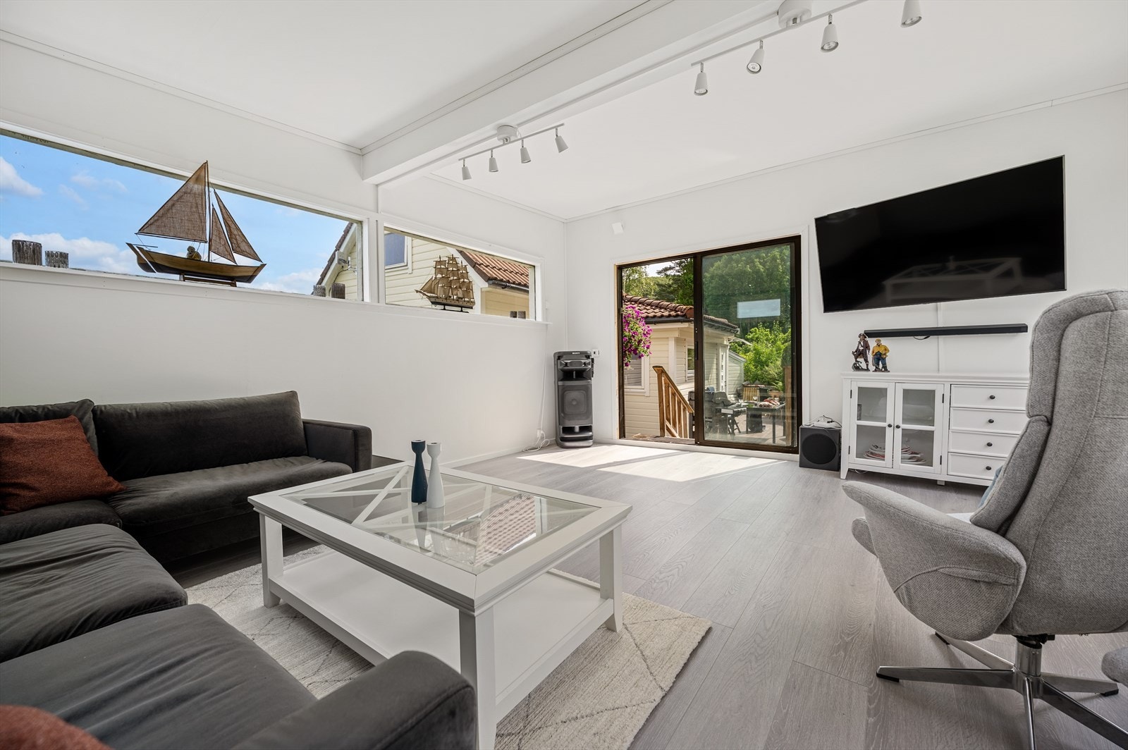 Hagestuen er et allsidig rom som legger til rette for både sosiale sammenkomster med venner og rolige kvelder i eget selskap med en god film. Dette gir en fleksibel bruk av rommet, uavhengig av anledning eller vær. Galleribilde