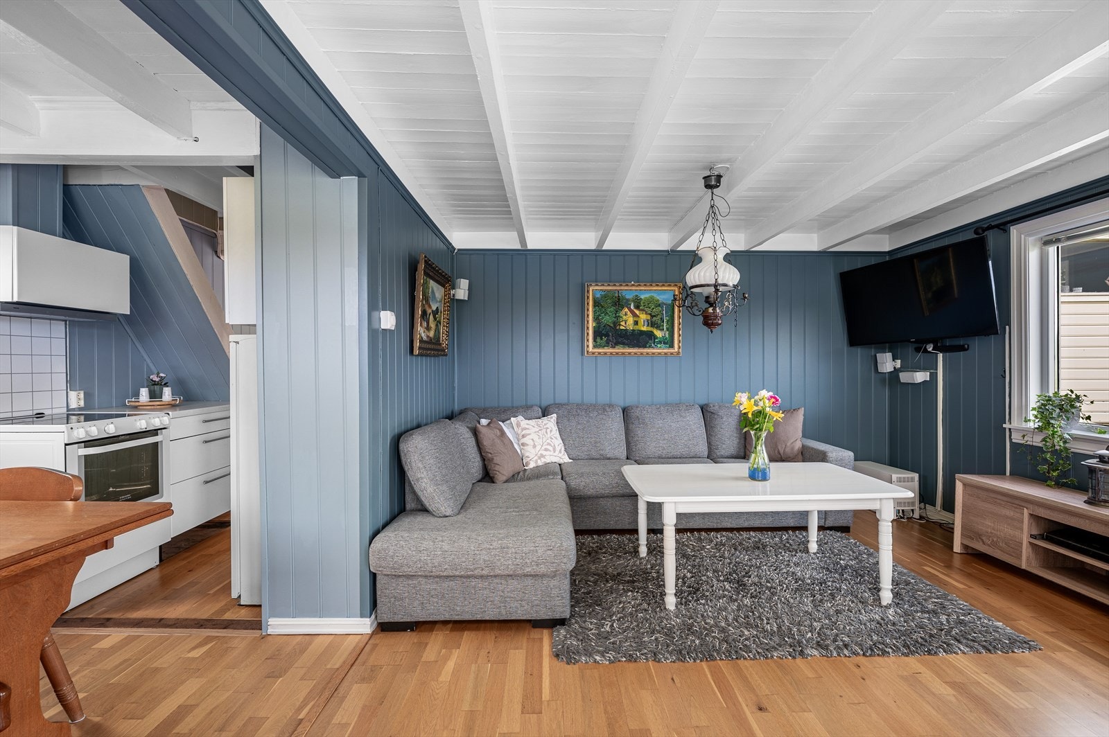 Hytta er koselig og sjarmerende, med praktisk planløsning. Galleribilde