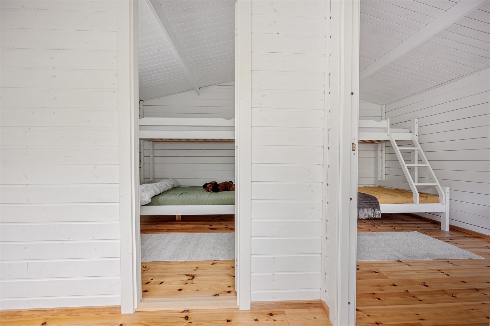 På eiendommen ligger et separat anneks, som er innredet med to soverom. Dette gir en verdifull ekstra bo- eller overnattingsplass, perfekt for gjester eller som et tilbaketrukket område for familien. Galleribilde