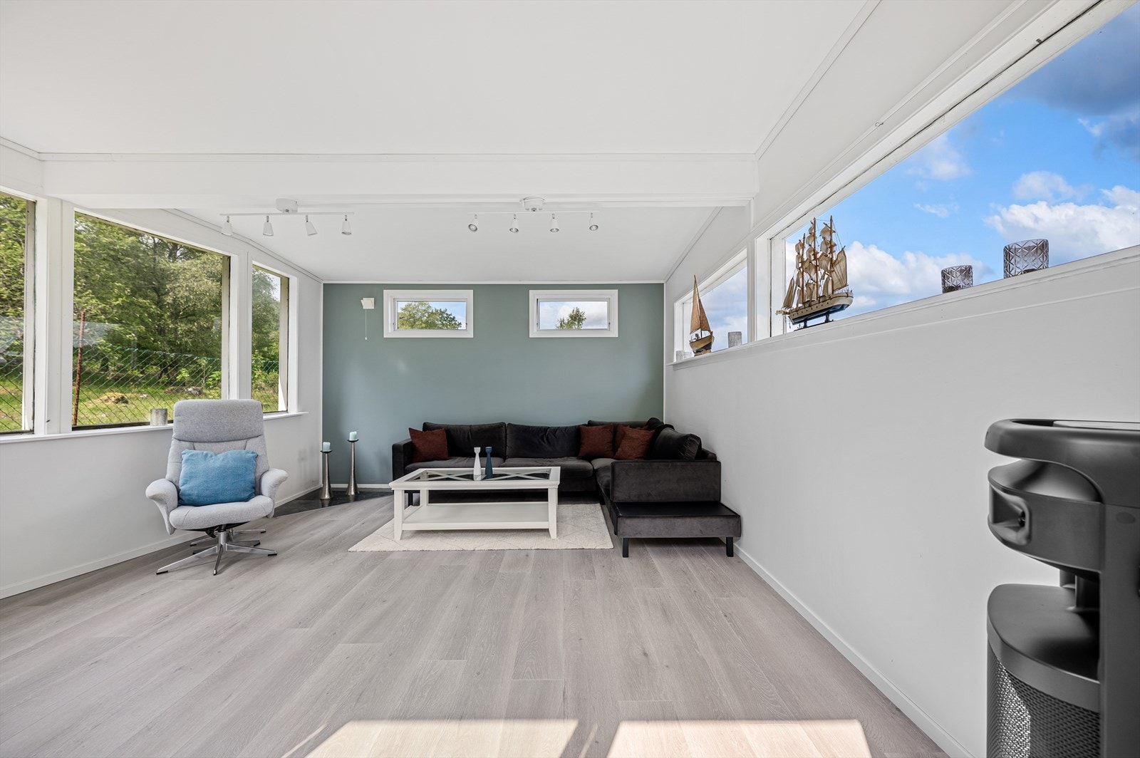 Hagestuen er flott innredet og byr på en unik opplevelse av naturen. Med sine store vindusflater gir den en enestående mulighet til å følge med på dyrelivet i den nærliggende skogen, noe som skaper en rolig og levende atmosfære. Galleribilde