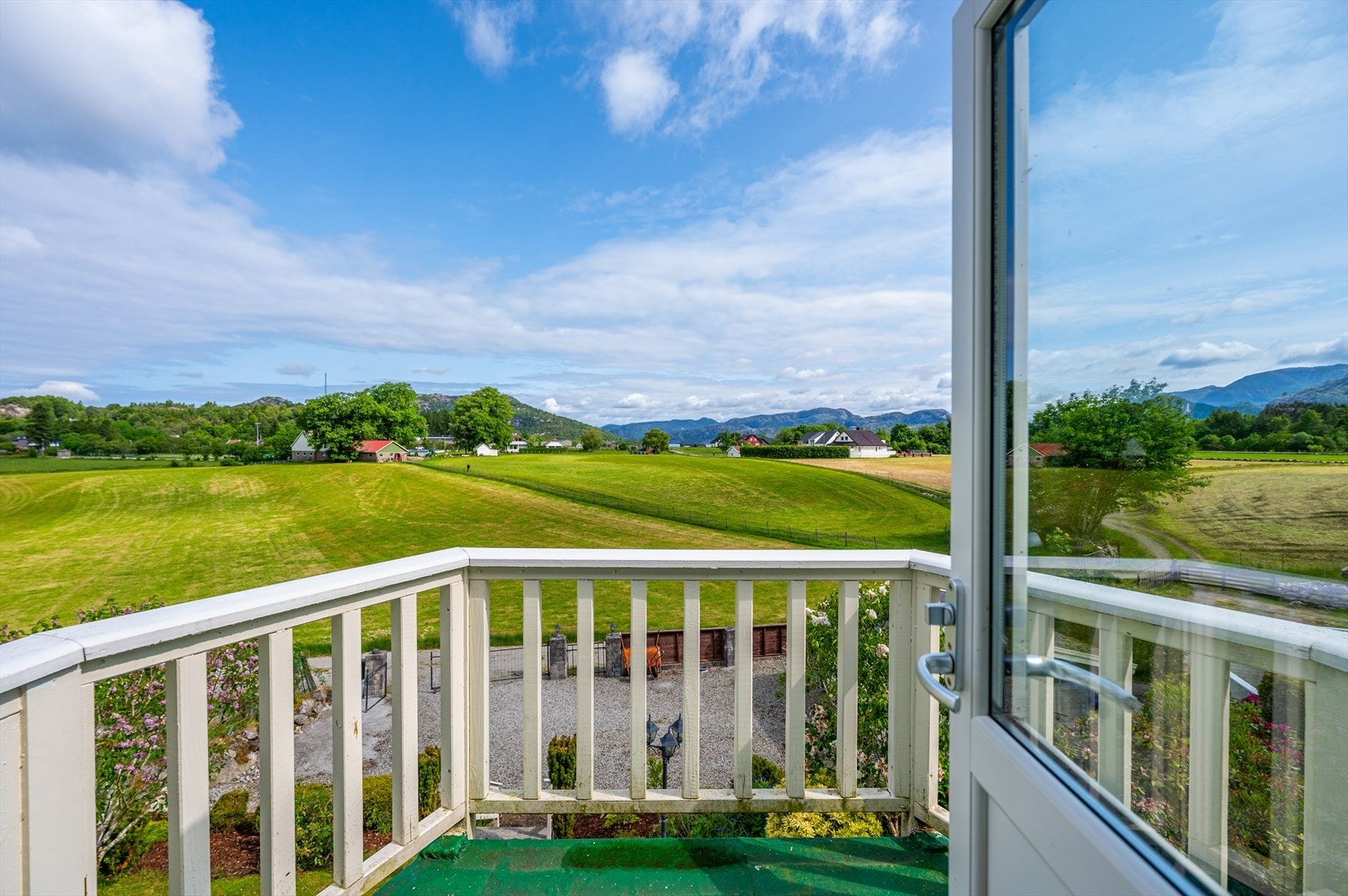 Utsikten fra balkongen er helt magisk, og byr på et spektakulært panorama over majestetiske fjell og dype fjorder. Her kan du oppleve en uendelig natur så langt øyet kan se, som gir en følelse av ro og storslagenhet. Galleribilde