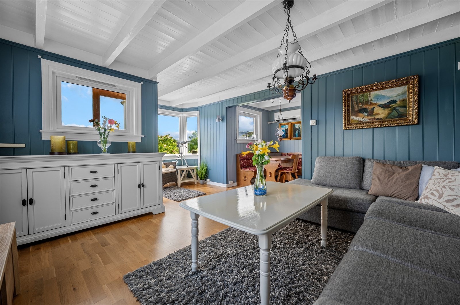 Med vei helt frem og parkering på egen tomt, innlagt vann og strøm. Galleribilde