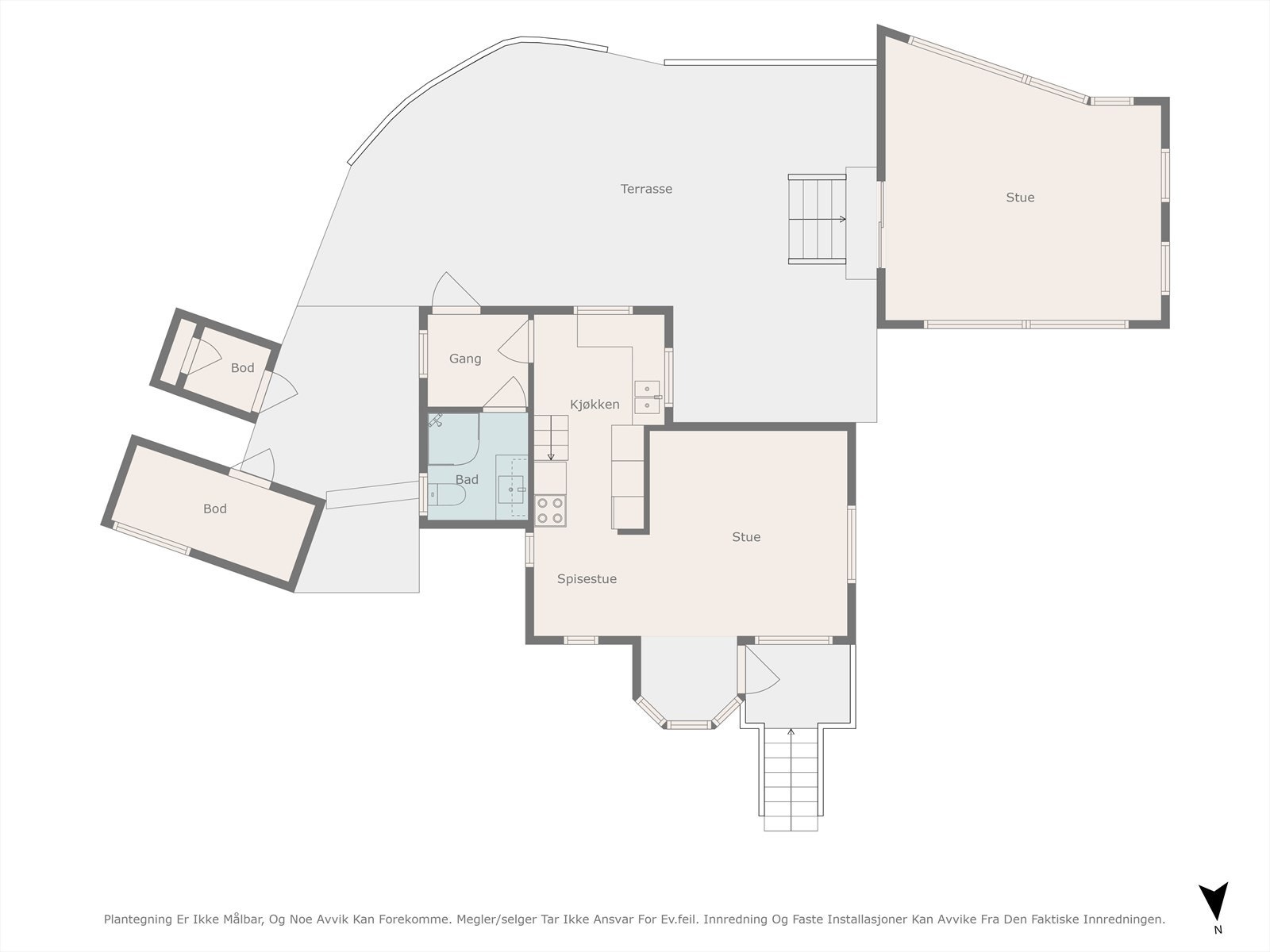 Første etasje består av stue, spisestue, kjøkken, bad og gang. Utenfor er det en hagestue og utebod. Galleribilde