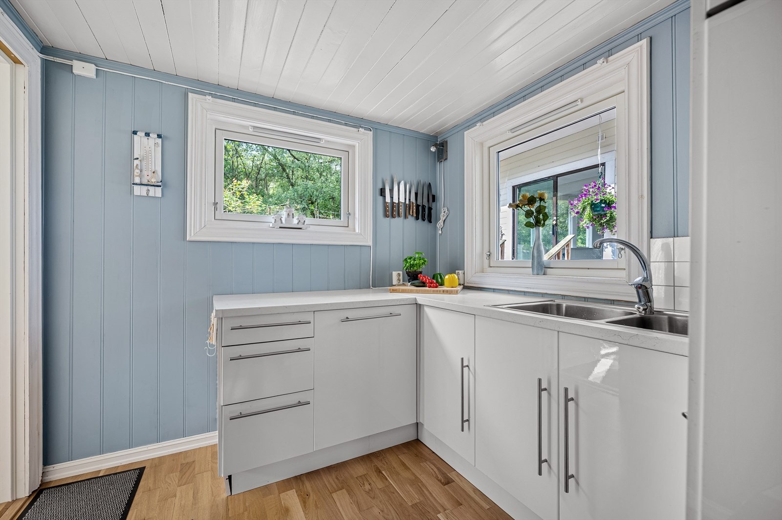 Kjøkkenet tilbyr god plass til det nødvendige utstyret, samt en god arbeidsflate for effektiv matlaging. Galleribilde