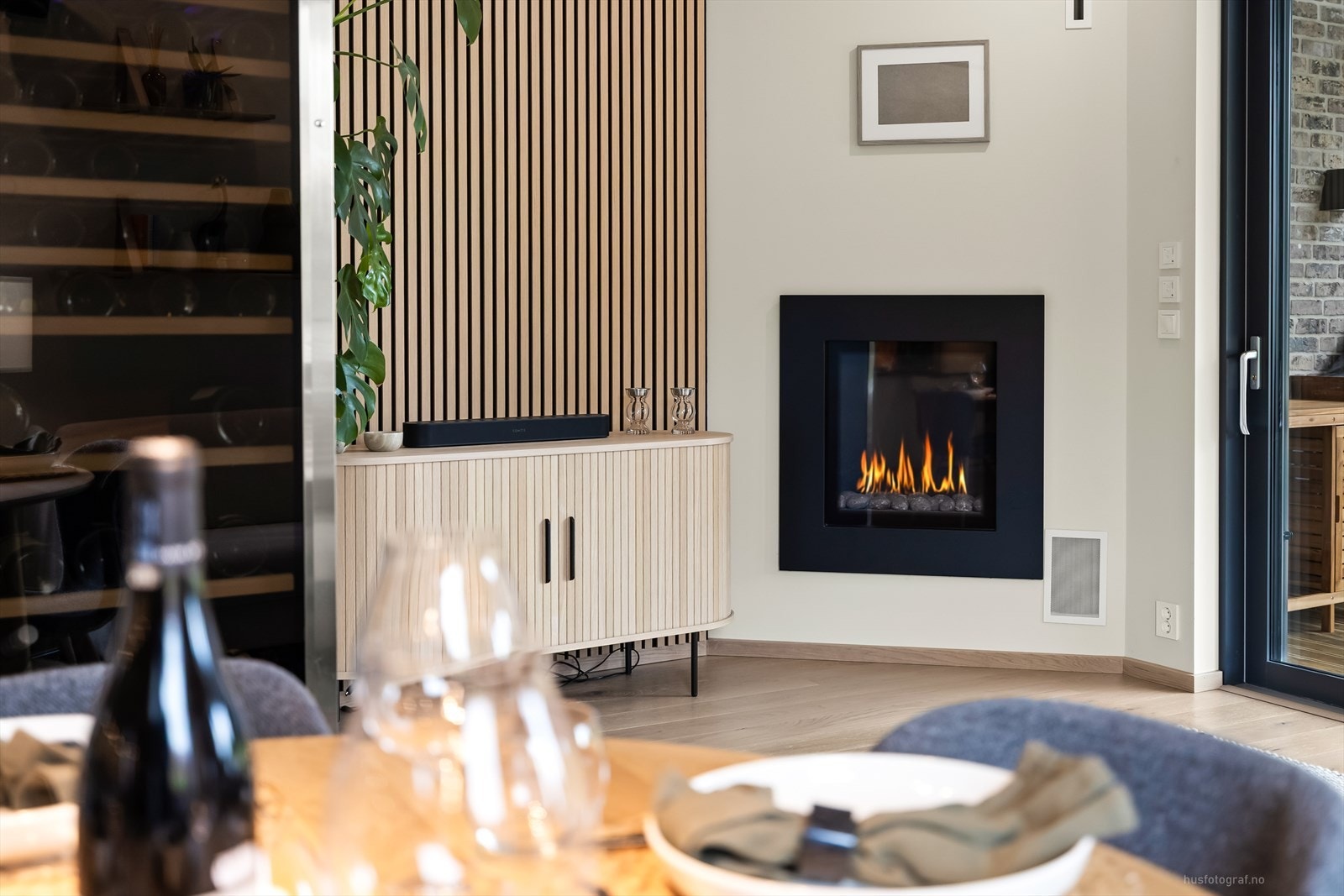 Stuen er utstyrt med gasspeis - en dekorativ og behagelig varmekilde. Galleribilde