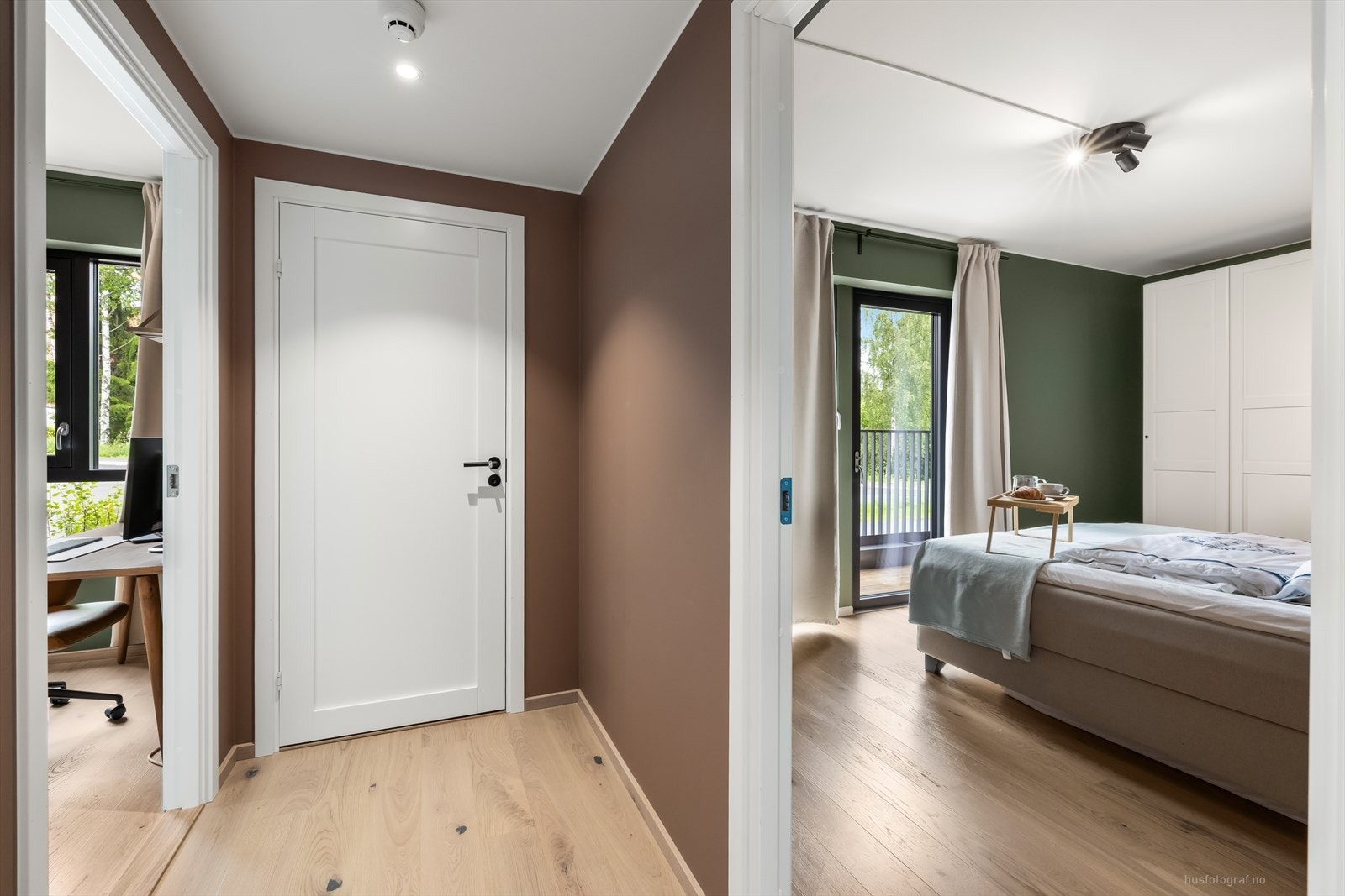 Fra felles, innbydende trapperom med enkel adkomst og heis til alle plan, så kommer man inn i leilighetens entré. Galleribilde