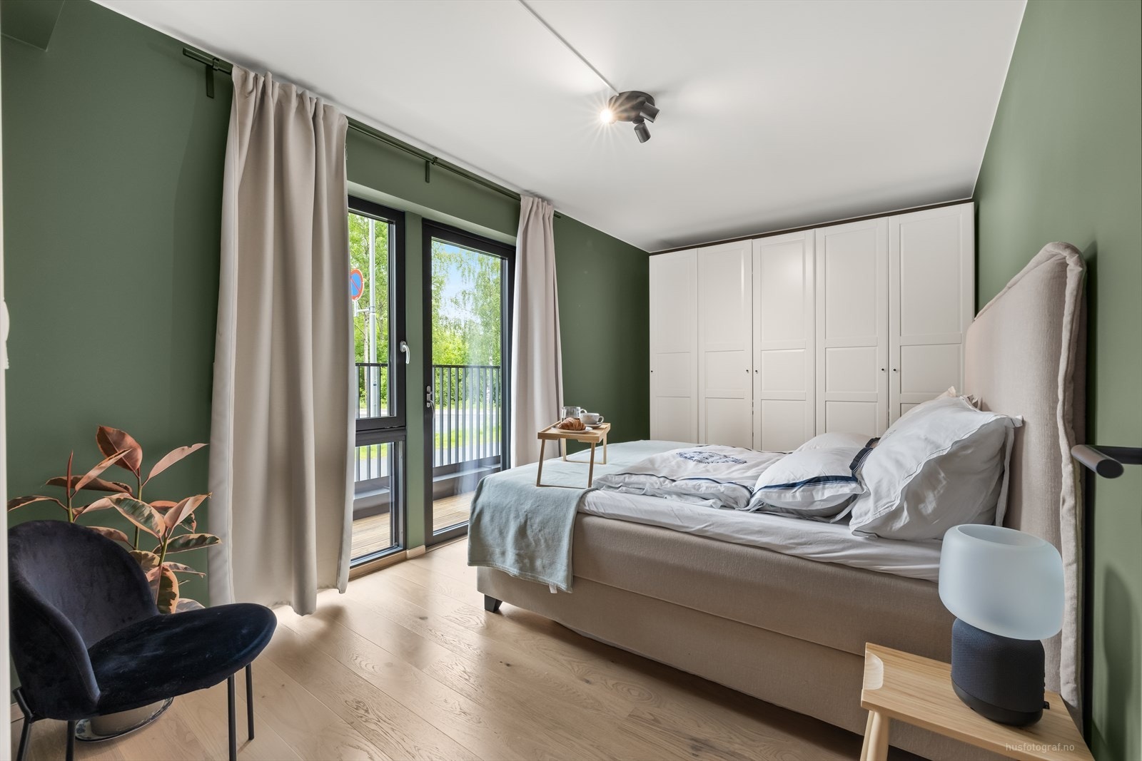 Hovedsoverommet er romslig med god plass til dobbeltseng med tilhørende nattbord og garderobeløsning. Galleribilde