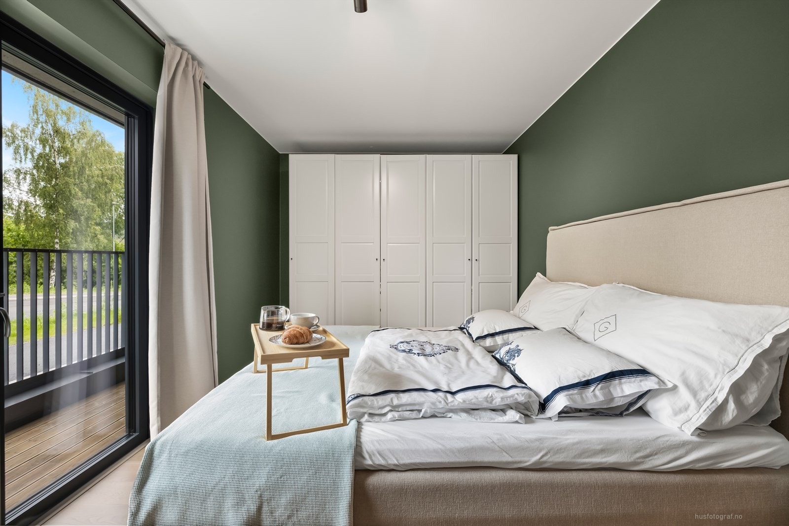 Hovedsoverommet er malt i en behagelig og trendy grønntone som gir en fin atmosfære til rommet. Galleribilde