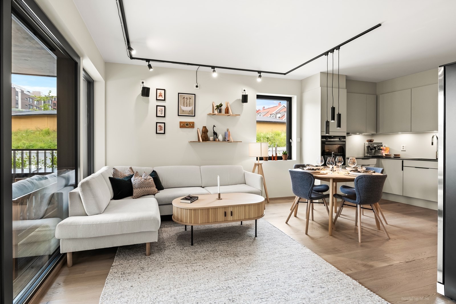 Videre inn har leiligheten ligger en romslig og innbydende stue med overflater malt i delikate fargetoner og den samme lekre eikeparketten på gulv. Galleribilde