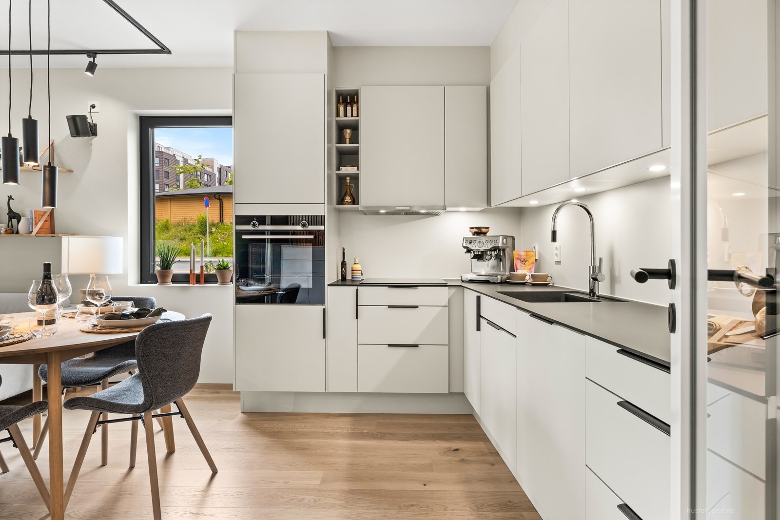 Den åpne løsningen mot kjøkkenet skaper et sosialt oppholdsrom med en god romfølelse. Galleribilde