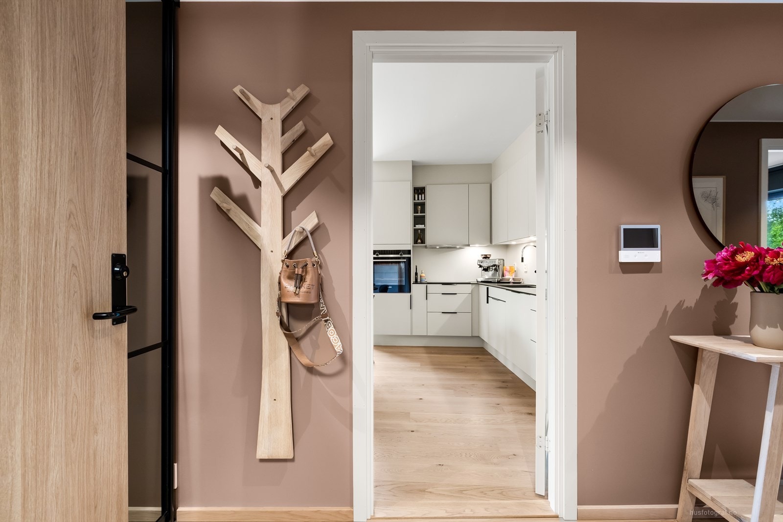 Her er det lekkert 1-stavs eikeparkett på gulv, vannbåren gulvvarme og downlights i himling. Galleribilde