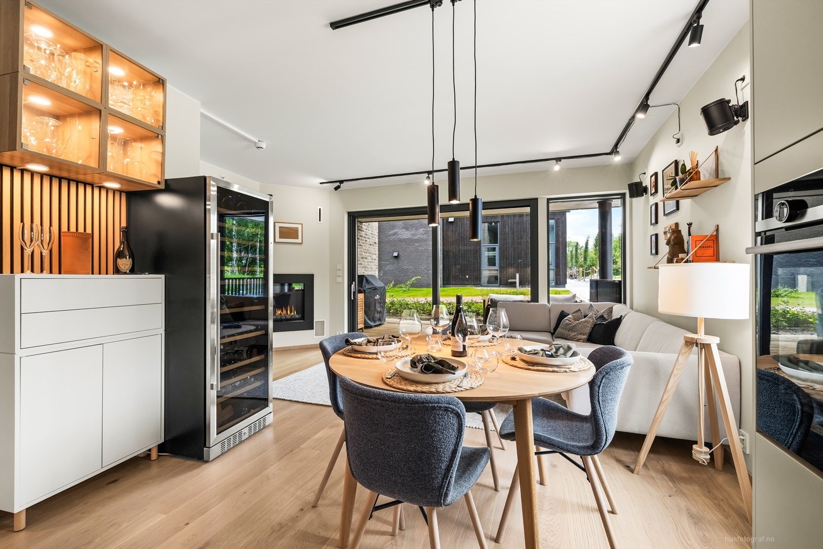 Den smarte planløsningen gir plass til både sofagruppe, TV-bord og spisebord, perfekt for å invitere familie og venner til hyggelige sammenkomster. Galleribilde