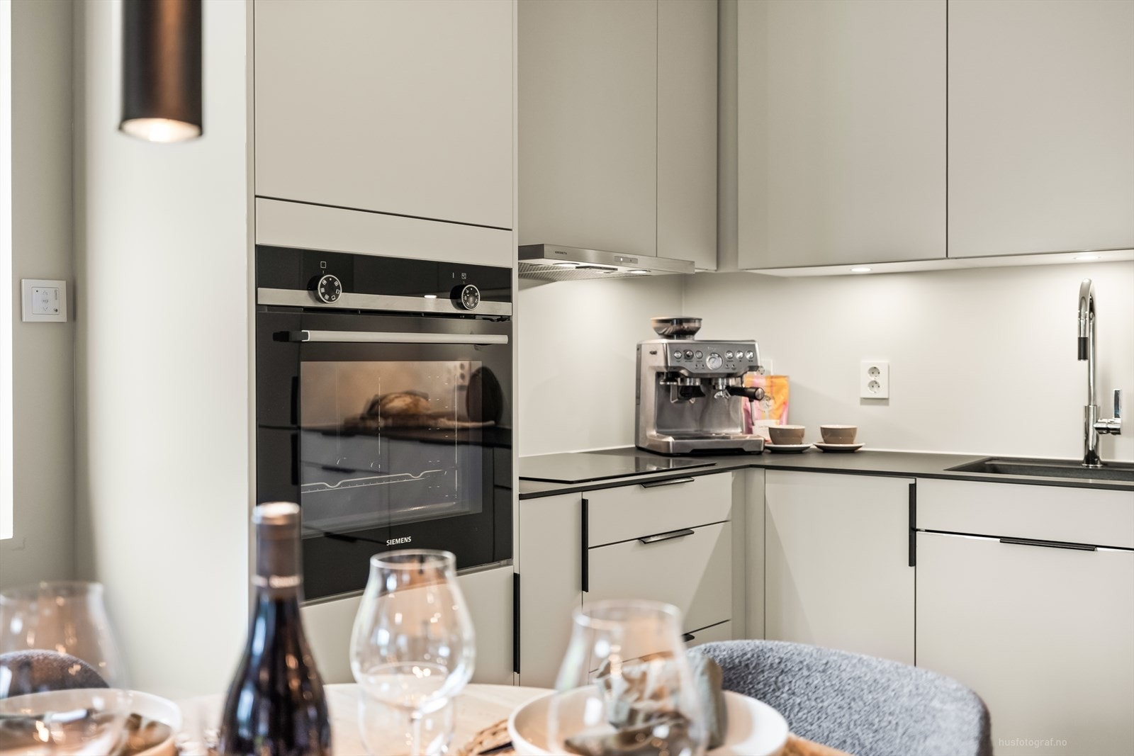 Kjøkkenet er godt utstyrt med integrert stekeovn i høy skap, induksjonsplatetopp, ventilator, oppvaskmaskin og kjøl/fryseskap. Galleribilde