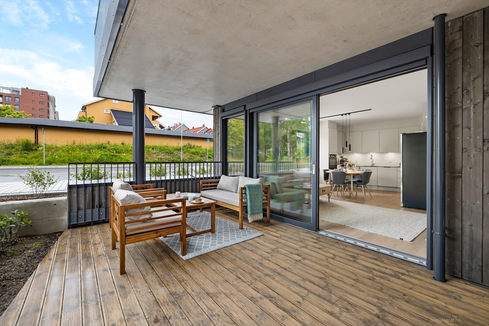 Terrassen er praktisk overbygget så du kan sitte i ly, og det er rikelig med plass for både utemøbler og grill. Galleribilde