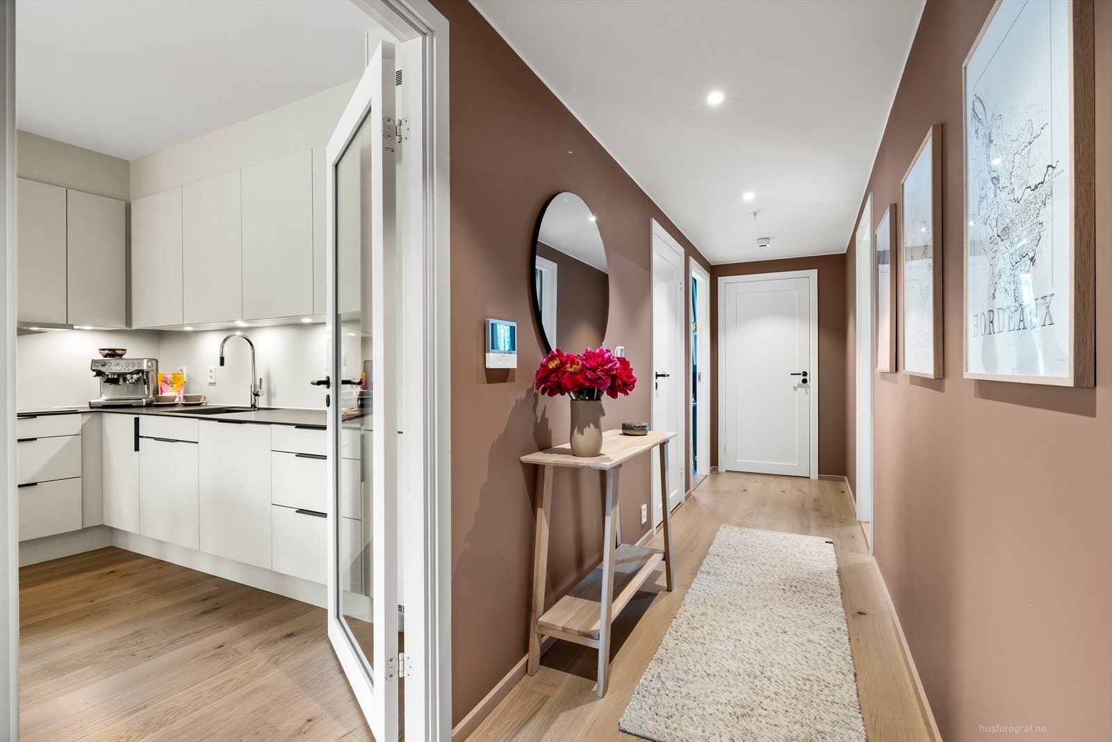 Leiligheten har en gjennomgående høy standard og bo-komfort, smart planløsning, store vindusflater og stilrent interiør. Galleribilde