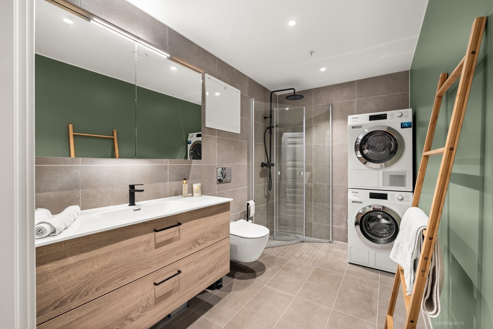 Badet er utstyrt med vegghengt toalett fra samt en dusjnisje med foldedører i glass, for optimal utnyttelse av gulvarealet. Galleribilde