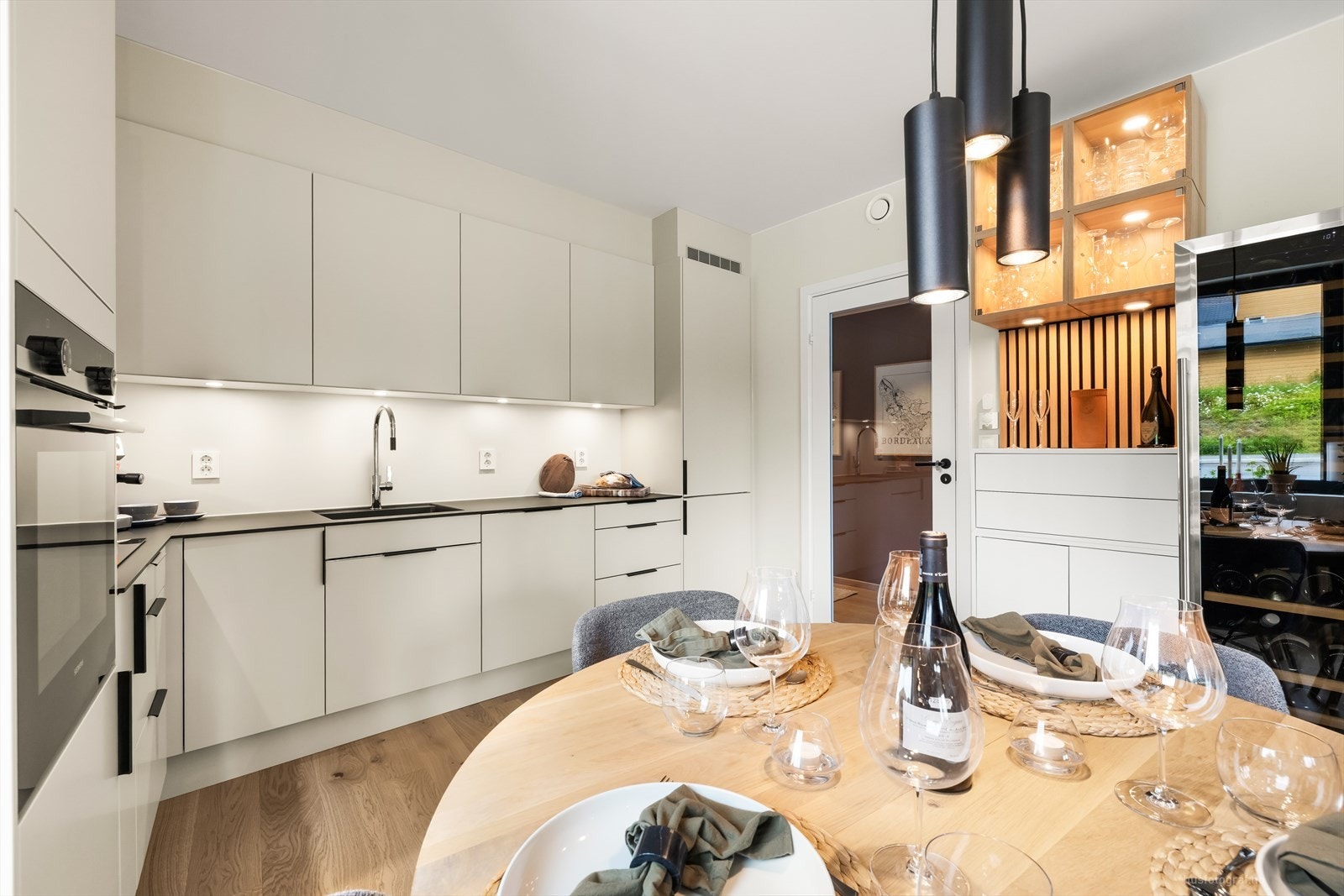 Innredningen er godt utnyttet med praktiske løsninger, god oppbevaringsplass i skuffer og skap samt effektive arbeidsflater. Galleribilde