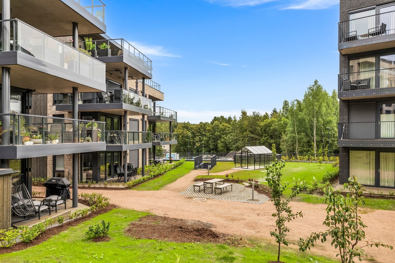 Fellesarealene, både innendørs og utendørs, er hyggelige og inkluderer praktiske fasiliteter som smørebod og vaskeplass for bil. Galleribilde