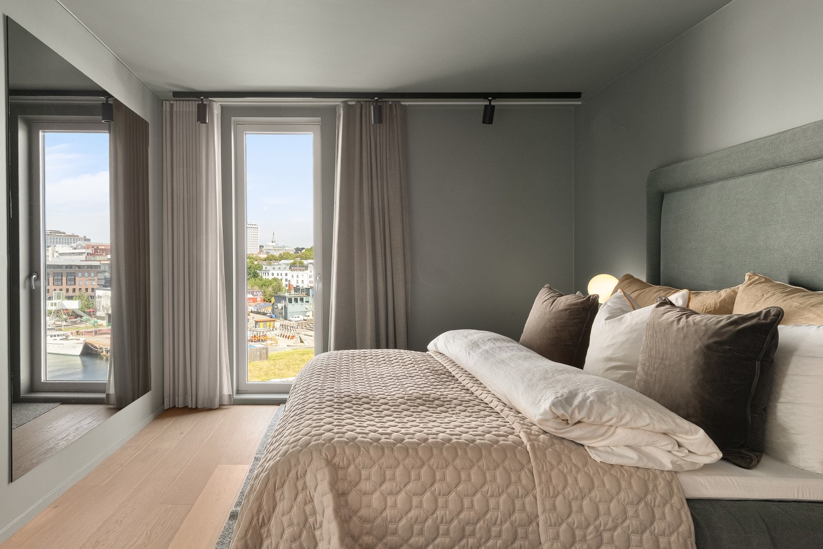 Hovedsoverommet ligger i en egen fløy og gir rom for privatliv Galleribilde