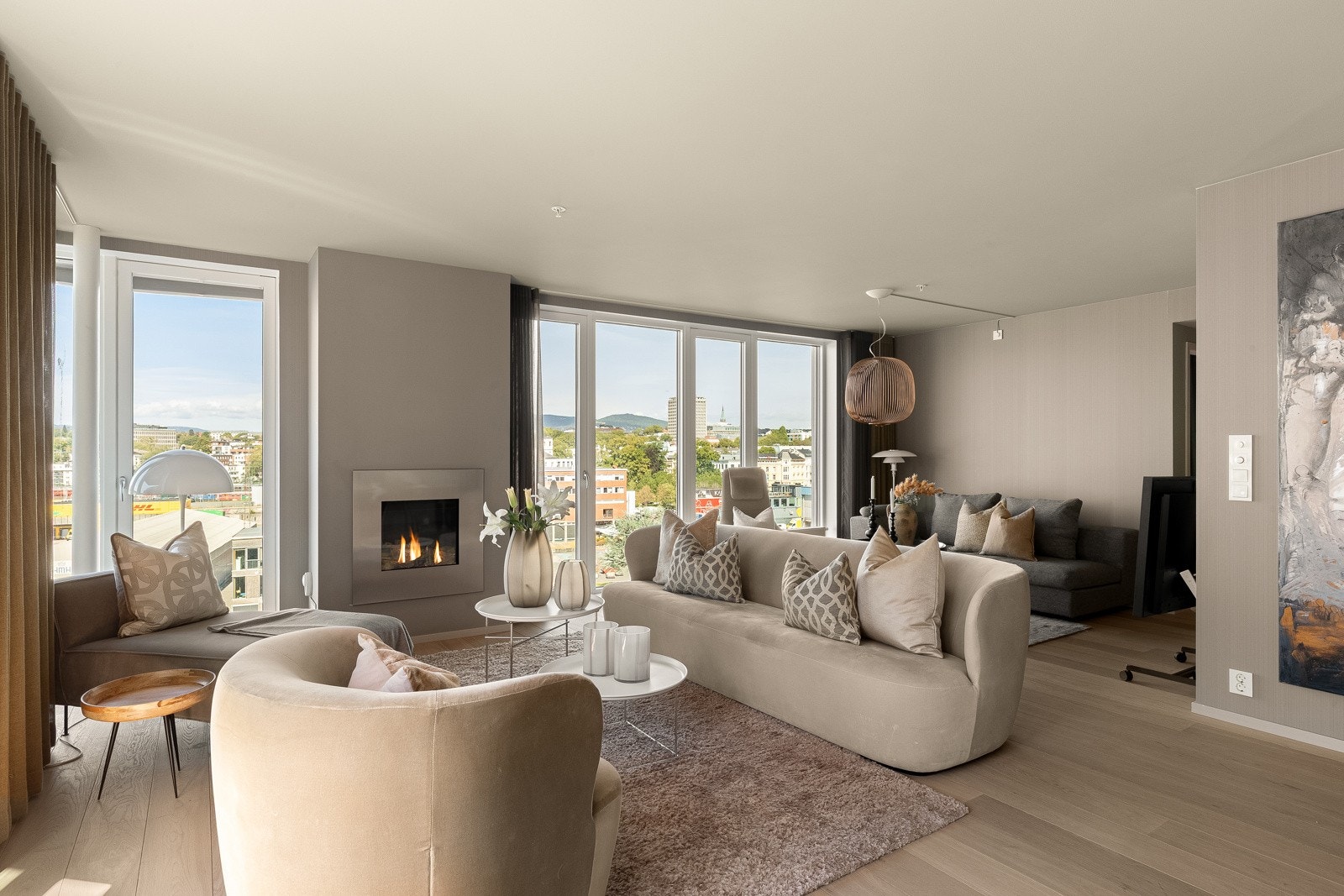 Stuen er stor og har fine, definerte soner der du finner plassen du måtte trenge til komfortmøblement Galleribilde