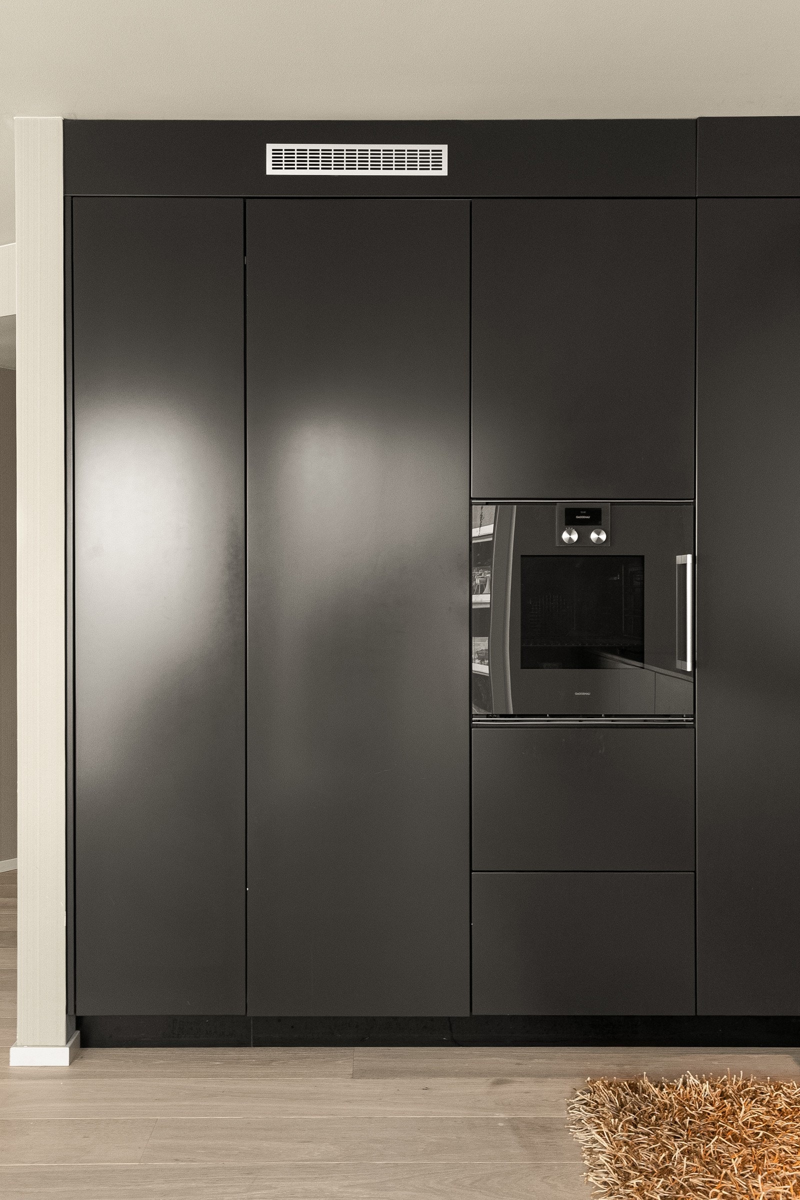 De mørke tonene hentes opp i detaljer i alle rom- et dekorativt grep som syr hele interiøret sammen Galleribilde