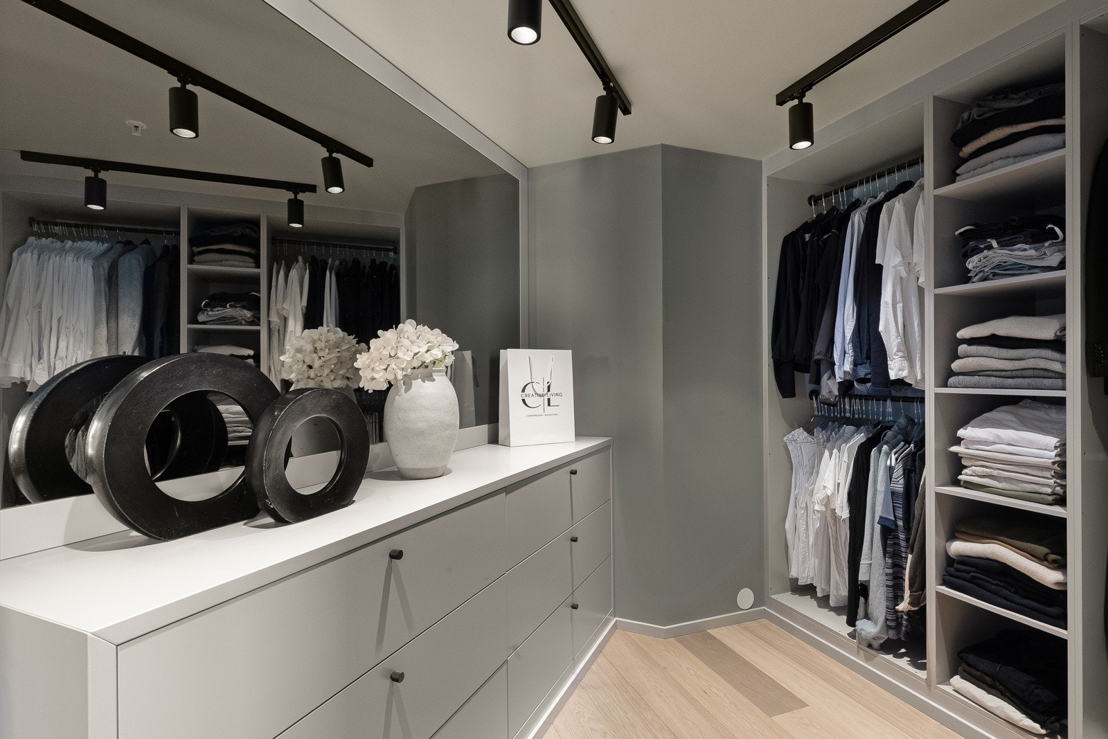 På rommet er det både garderobeløsning og kommode fra Alfa3 Kjøkken, så her er det rikelig med plass til oppbevaring Galleribilde