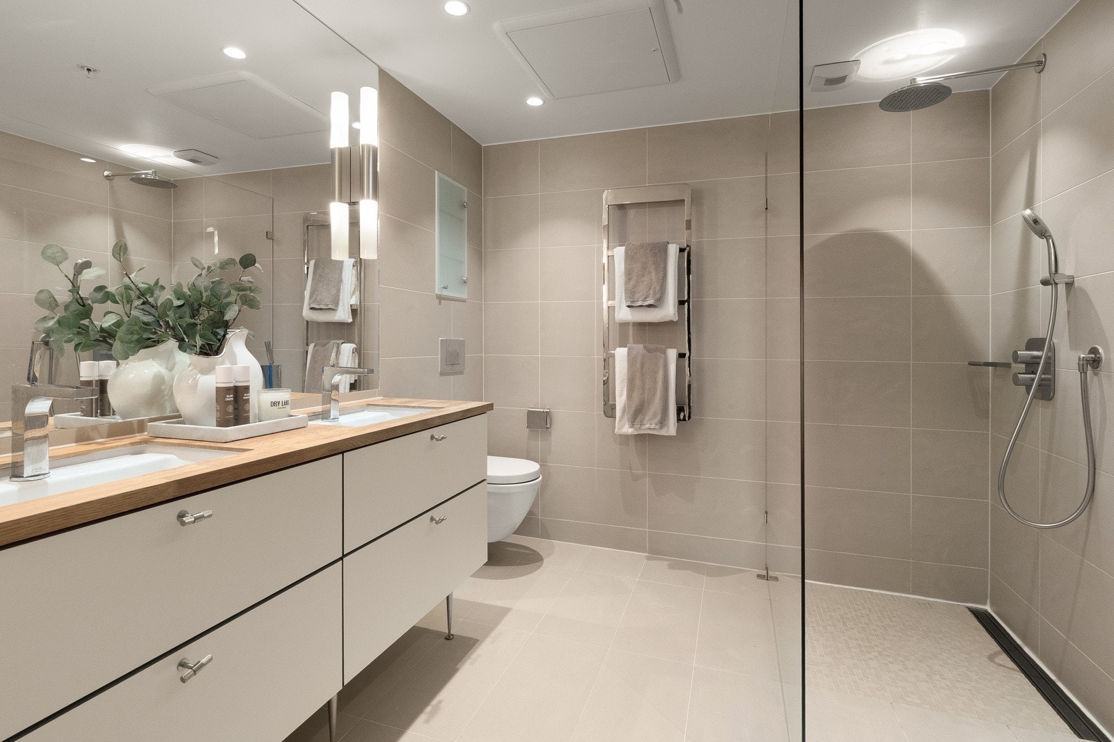 Videre har baderommet vegghengt toalett og her får man en optimal start på dagen med den elektriske håndkletørkeren Galleribilde