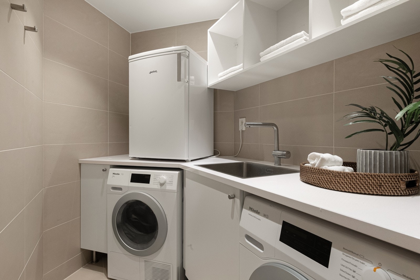 Vaskerommet har innredning fra Alfa3 Kjøkken, vask og det er opplegg for medfølgende vaskemaskin og tørketrommel Galleribilde