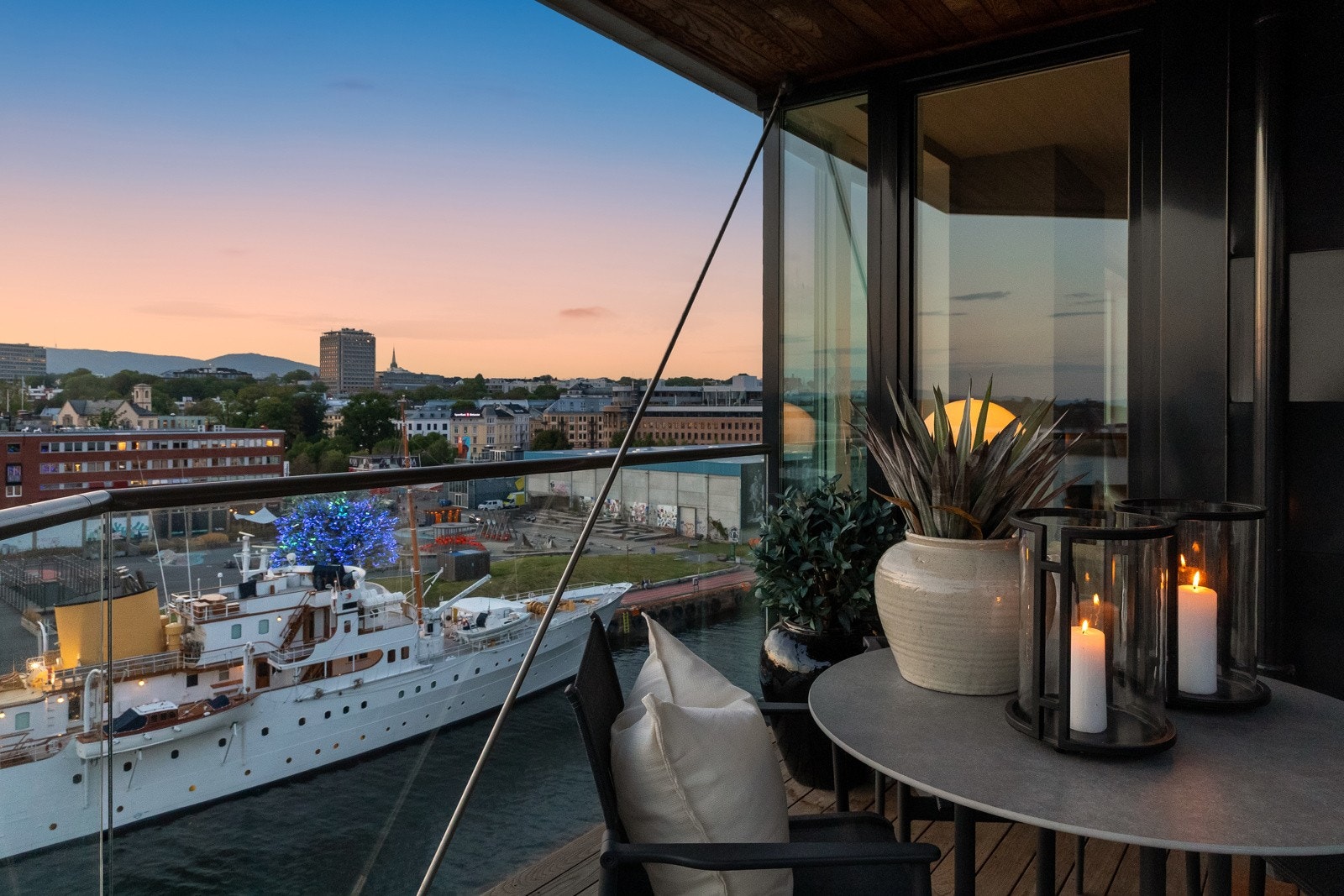 Med overbygg kan det flotte uteområde brukes selv på kalde høstkvelder Galleribilde