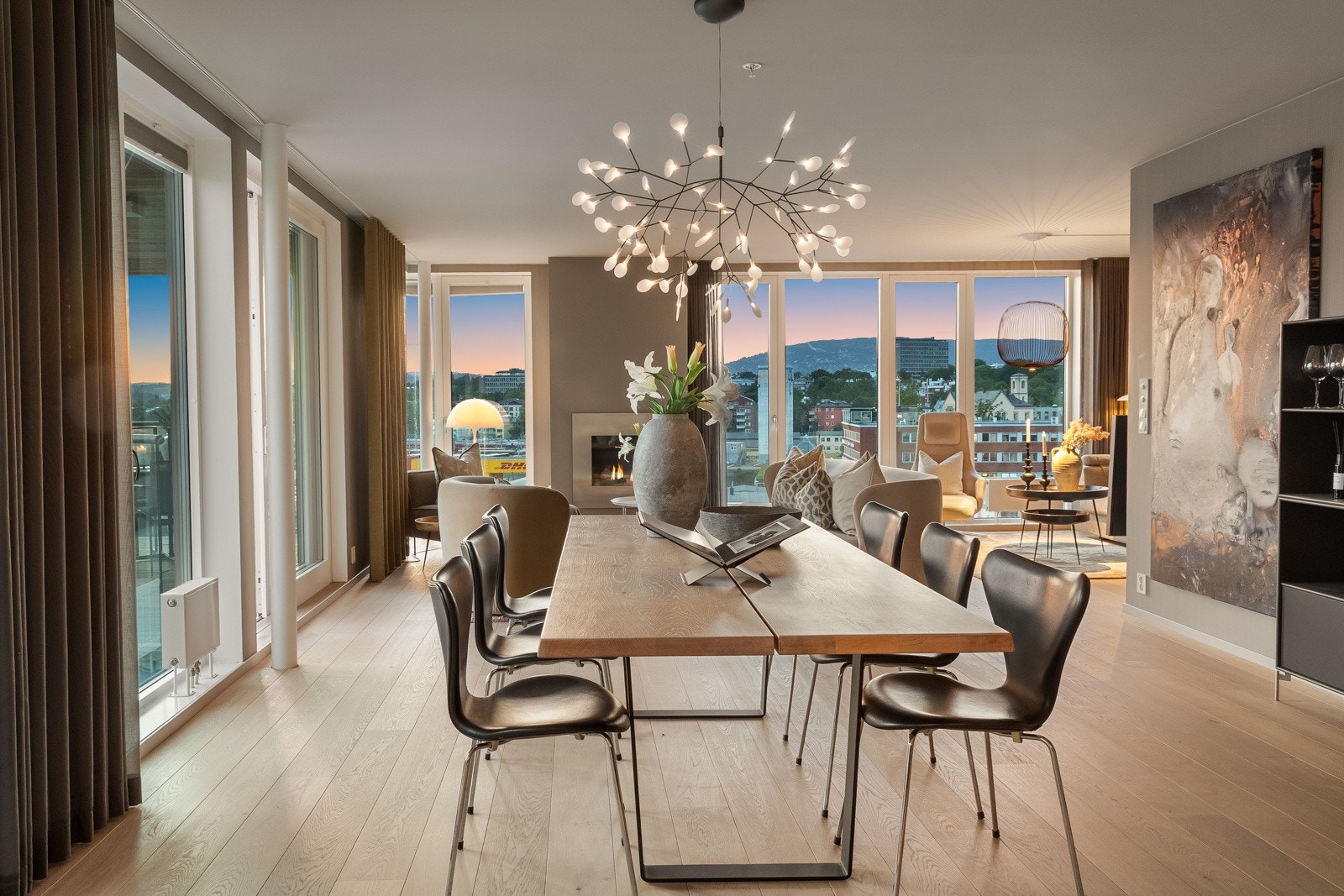 Påkostet 3-roms hjørneleilighet balkong, fjordutsikt og to garasjeplasser. Beliggenhet i særklasse ved fjordkanten Galleribilde