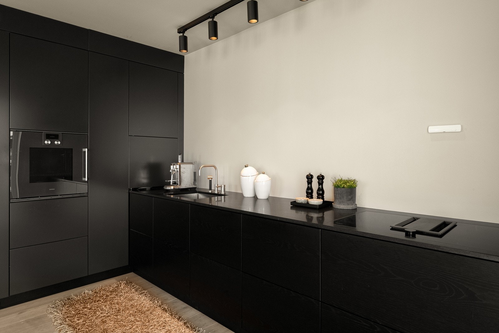 Kjøkkenet er velutstyrt og påkostet med både induksjonstopp med benkeventilator, komfyr, oppvaskmaskin, kjøleskap og vinskap. Alle hvitevarene er velholdte og i topp kvalitet fra Gaggenau Galleribilde