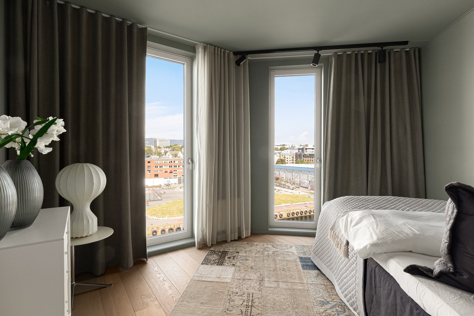 Her er det god plass for seng, nattbord og kommode. Soverommet har to høyreiste vinduer og det er ingen innsyn Galleribilde