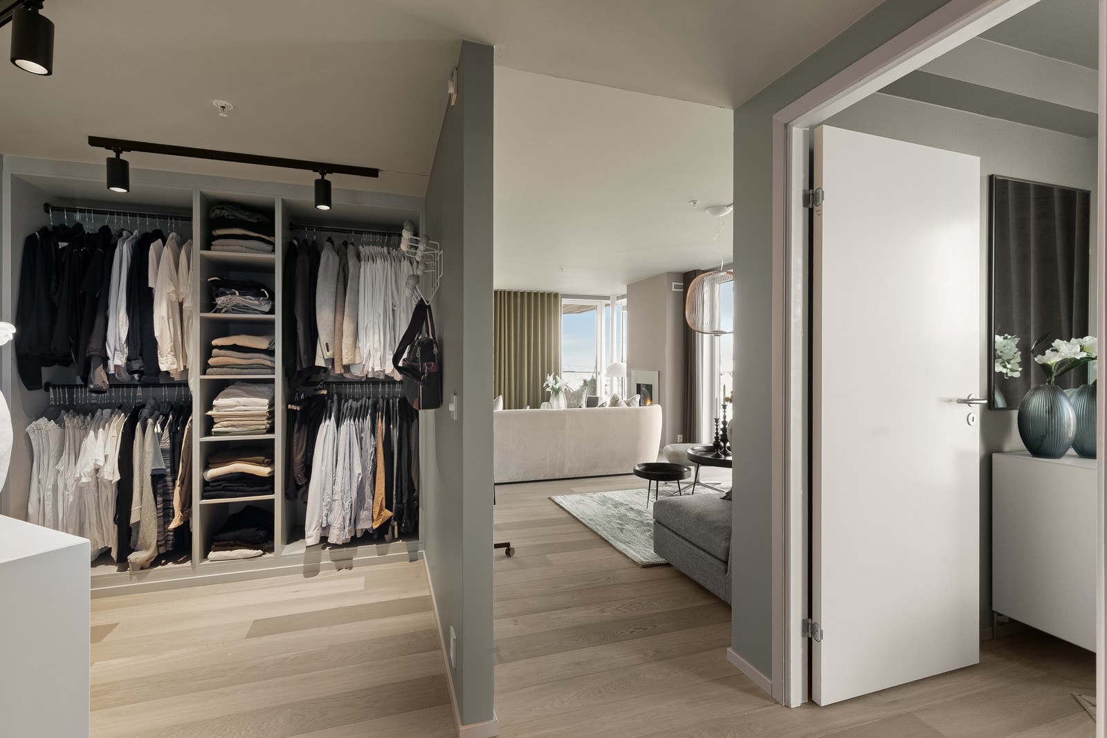 Omkledningsrommet ligger praktisk plassert, med enkel adkomst fra begge soverommene. Galleribilde