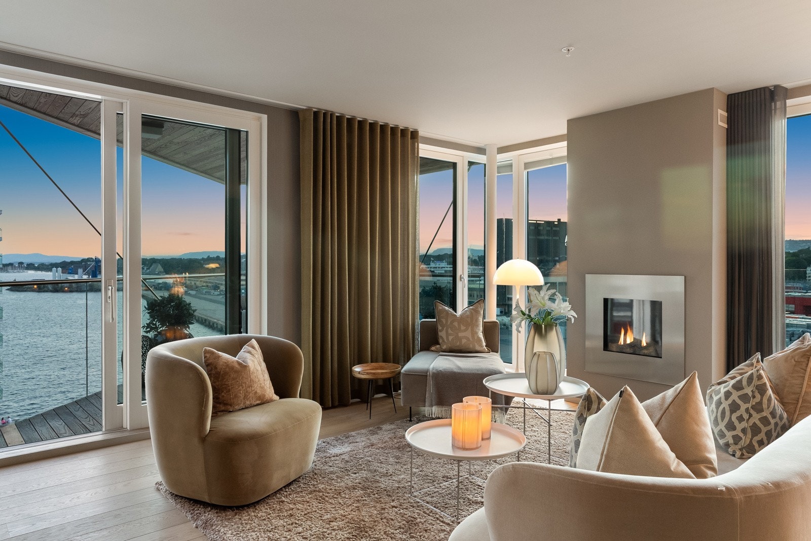 Gjennomførte og påkostede løsninger, spennende detaljer og dempede fargevalg skaper en lun og eksklusiv atmosfære Galleribilde