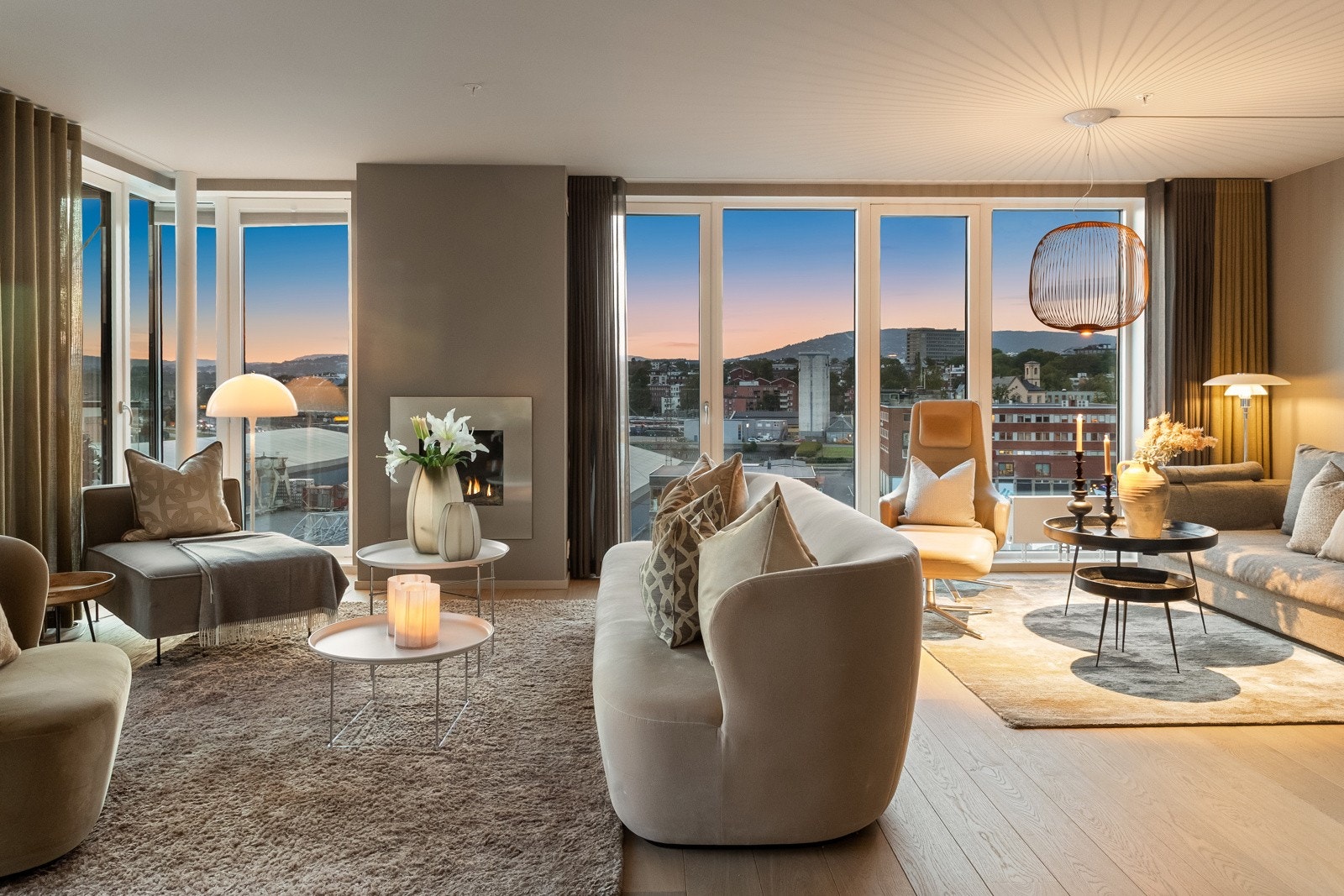 Boligen er gjennomført og stilren, og skreddersydd for deg som ønsker å ha unike solforhold, utsikt og sjønær beliggenhet Galleribilde