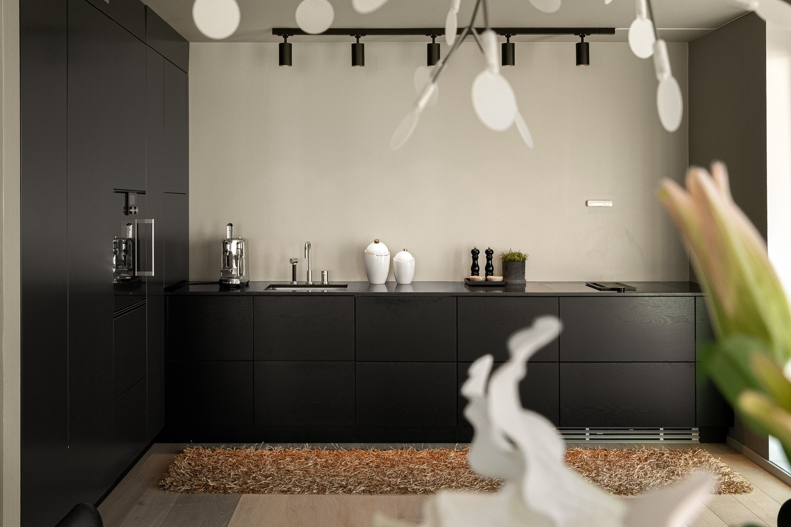 Det lekre kjøkkenet fra kvalitetsleverandøren Multiform ligger som en naturlig del av stuen, noe som skaper en sosial arbeidsplass for kokken Galleribilde