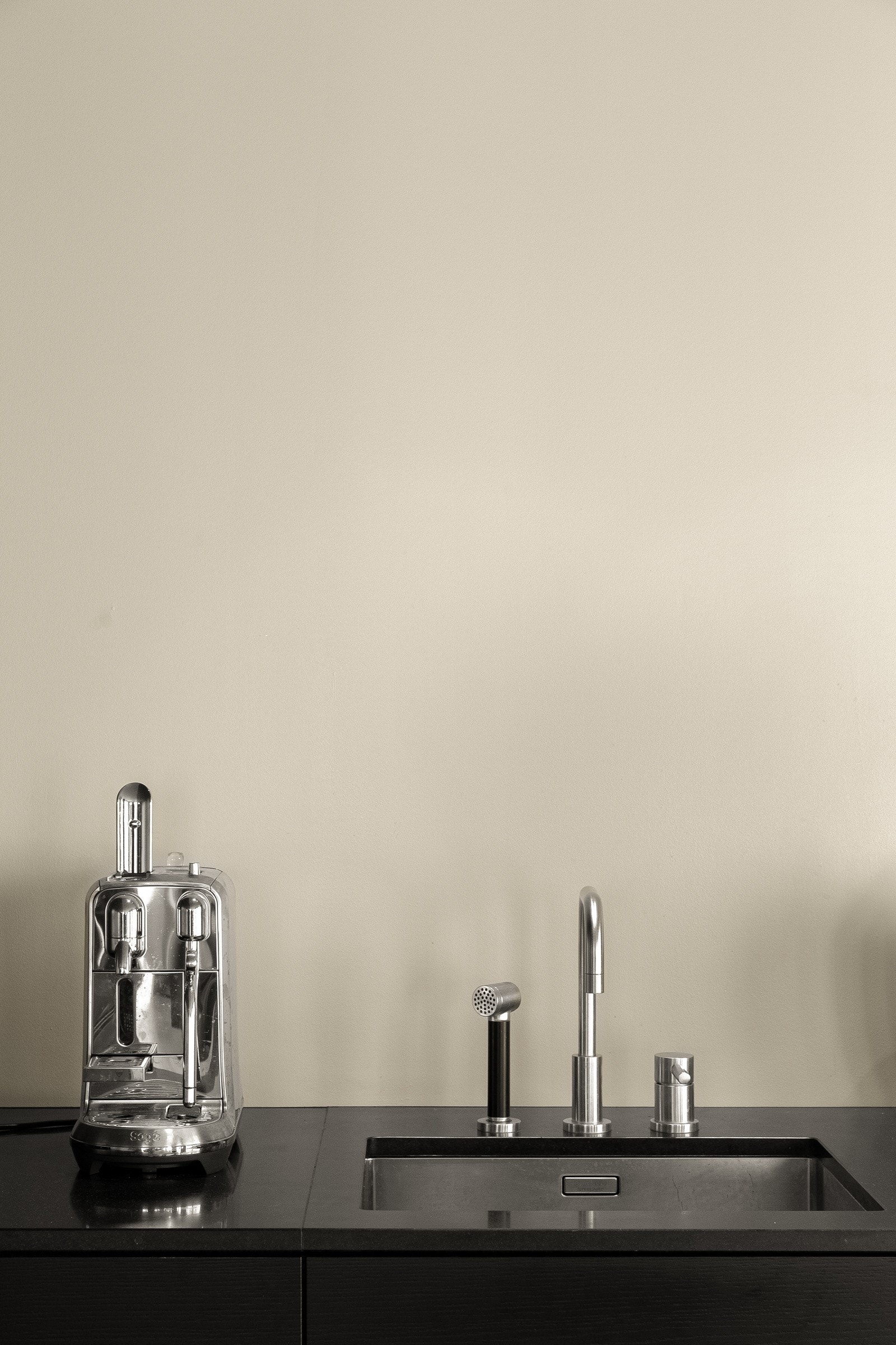 Den stilige benkeplaten i sten gir kjøkkenet et lekkert og gjennomført uttrykk Galleribilde