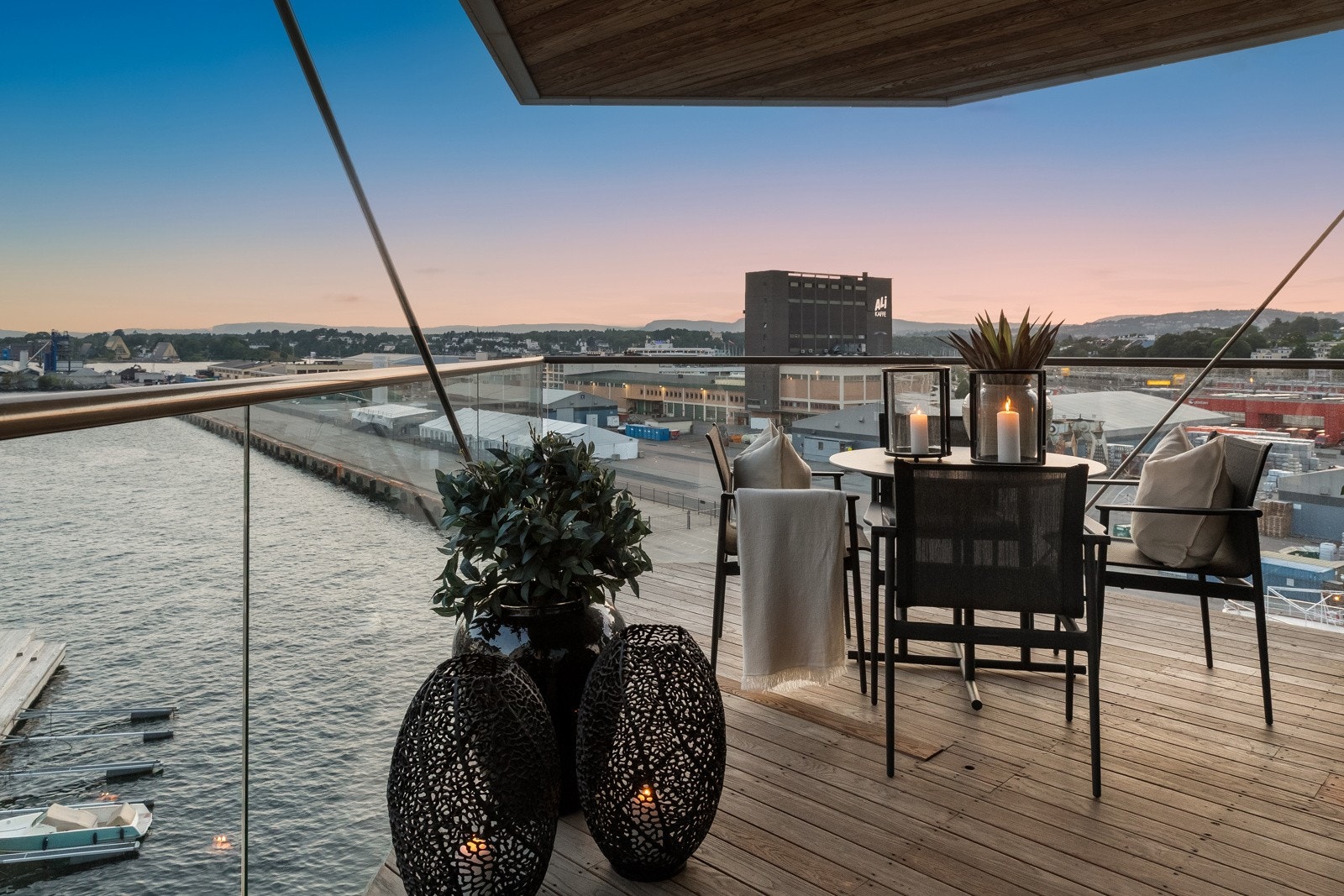 Stuen har flere høydepunkter, hvor det aller største er en 11,5 m² balkong med fjordutsikt Galleribilde