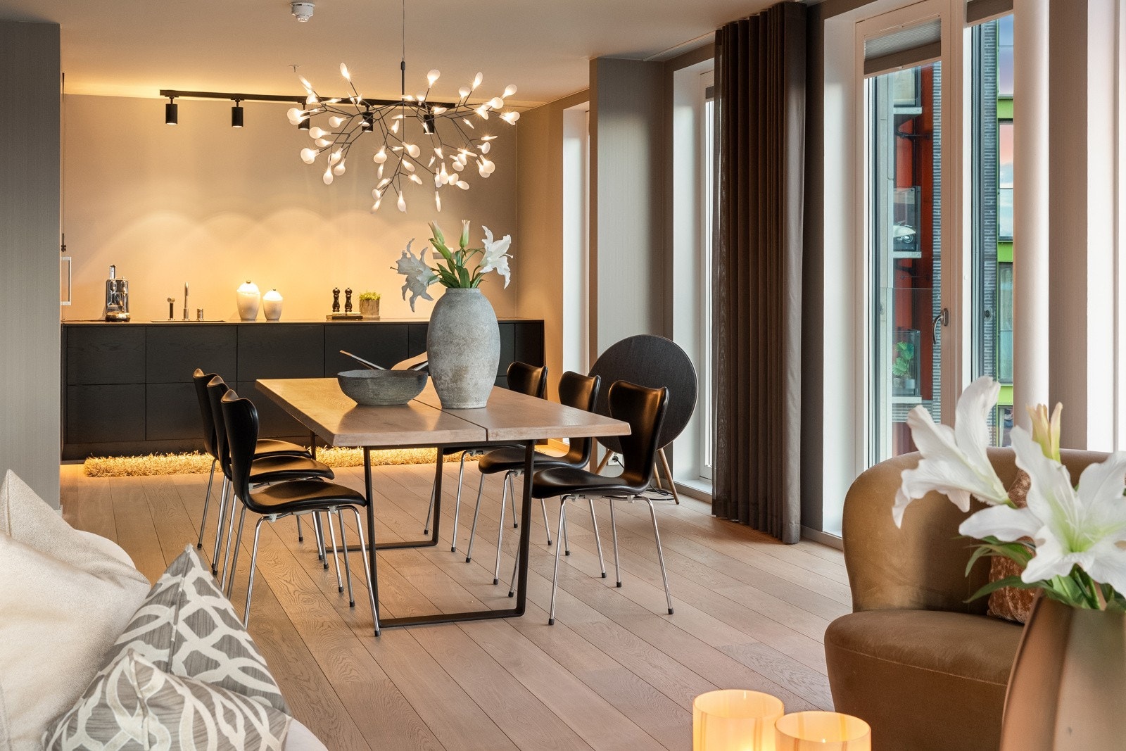 Nytt gulv fra Hakwood i alle oppholdsrom, gulvlister, og alle vegger i oppholdsrom har en delikat kombinasjon med malte - og tapetserte overflater fra Farrow&Ball Galleribilde