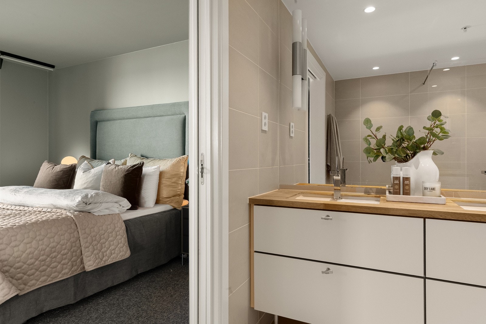 Hovedbadet ligger i tilknytning til hovedsoverommet og badet er svært stilrent med lyse fliser på vegger og gulv Galleribilde