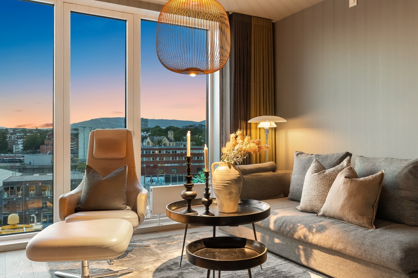 Boligen ble betydelig oppgradert i 2019 med påkostede og snekkertilpassede løsninger Galleribilde