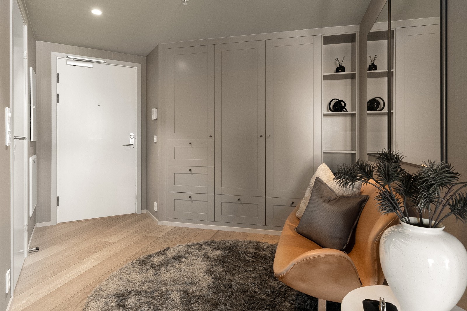 Allerede i entreen gis det et innbydende førsteinntrykk av den lekre leiligheten Galleribilde