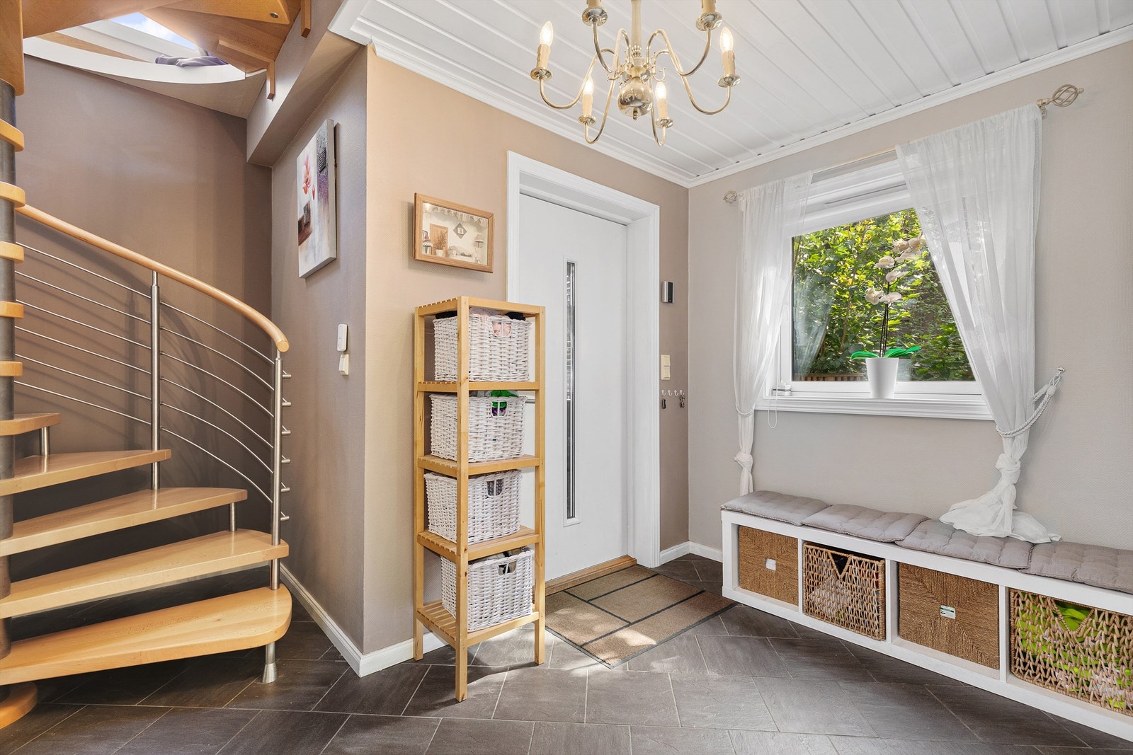 Flislagt entré i 1.etg med gulvvarme Galleribilde