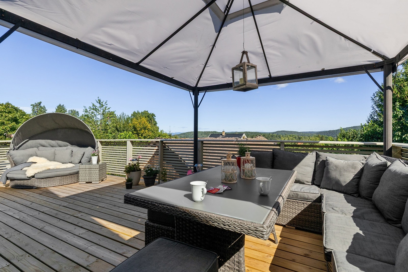 Pen og innholdsrik enebolig over 2 plan med egen hybeldel. Flere fine og solrike uteplasser Galleribilde