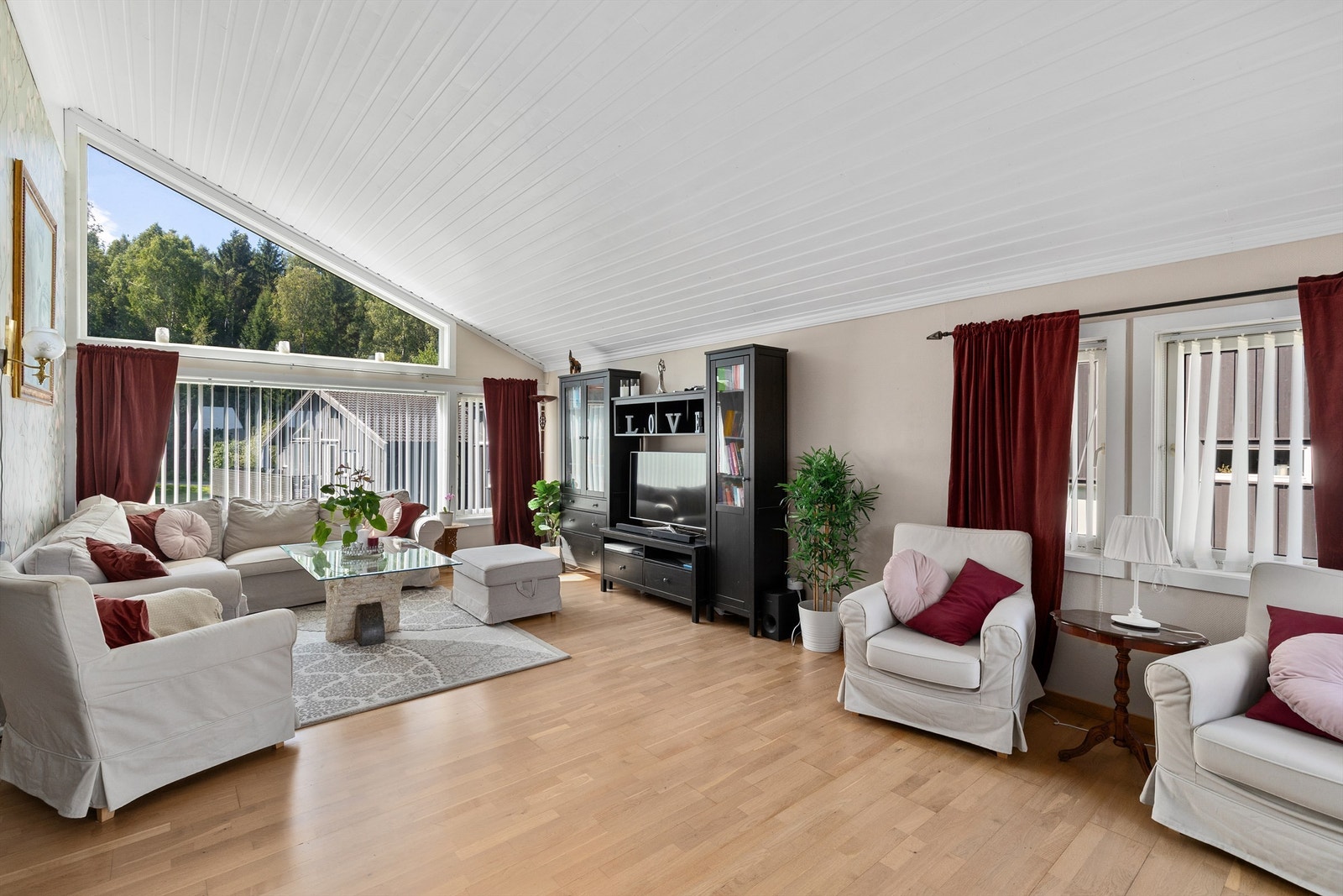 Stue av god størrelse med plass til sofagruppe med tilhørende møblementer og tv-seksjon. Galleribilde