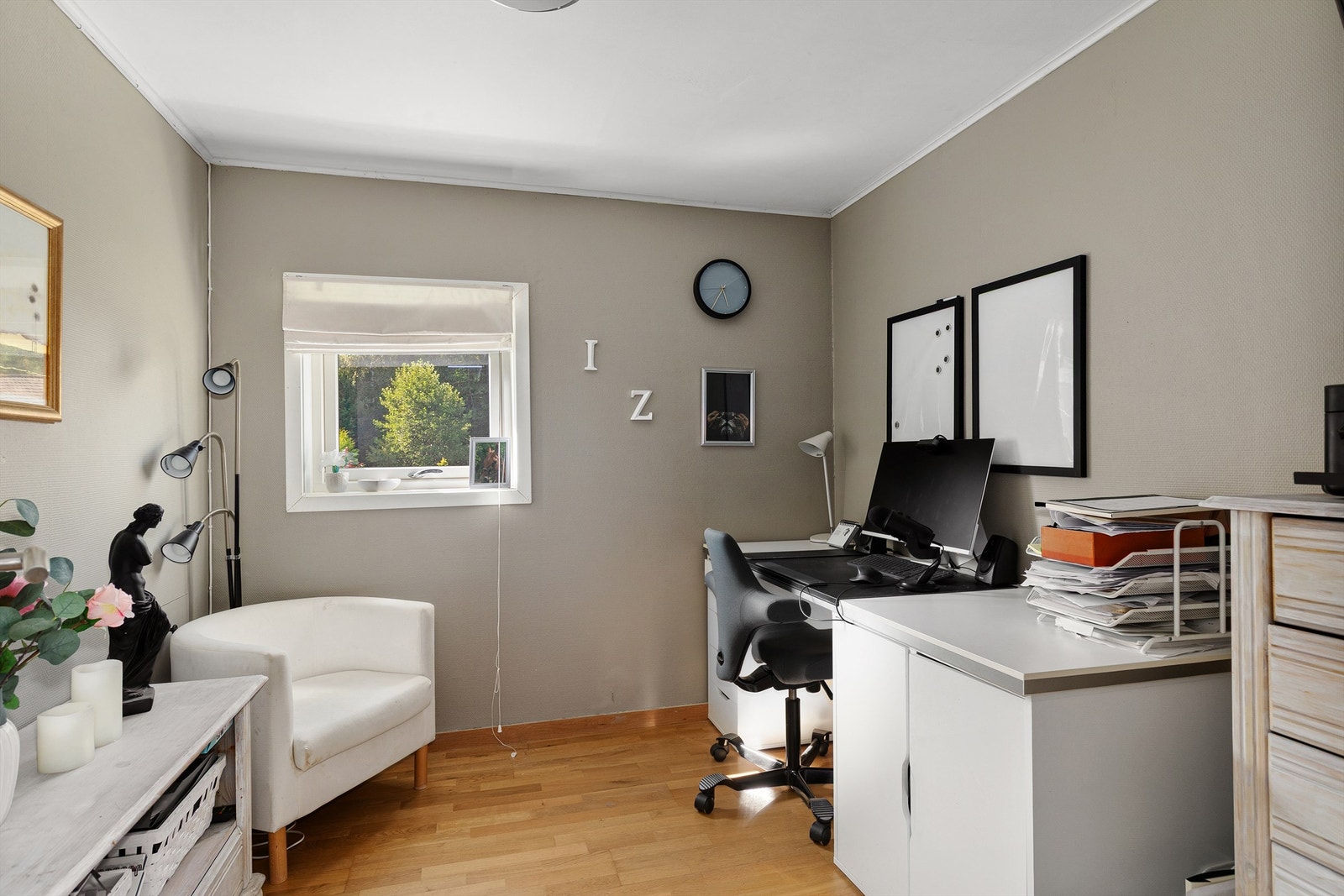 Kontoret ligger i mellom kjøkkenet og stuen Galleribilde