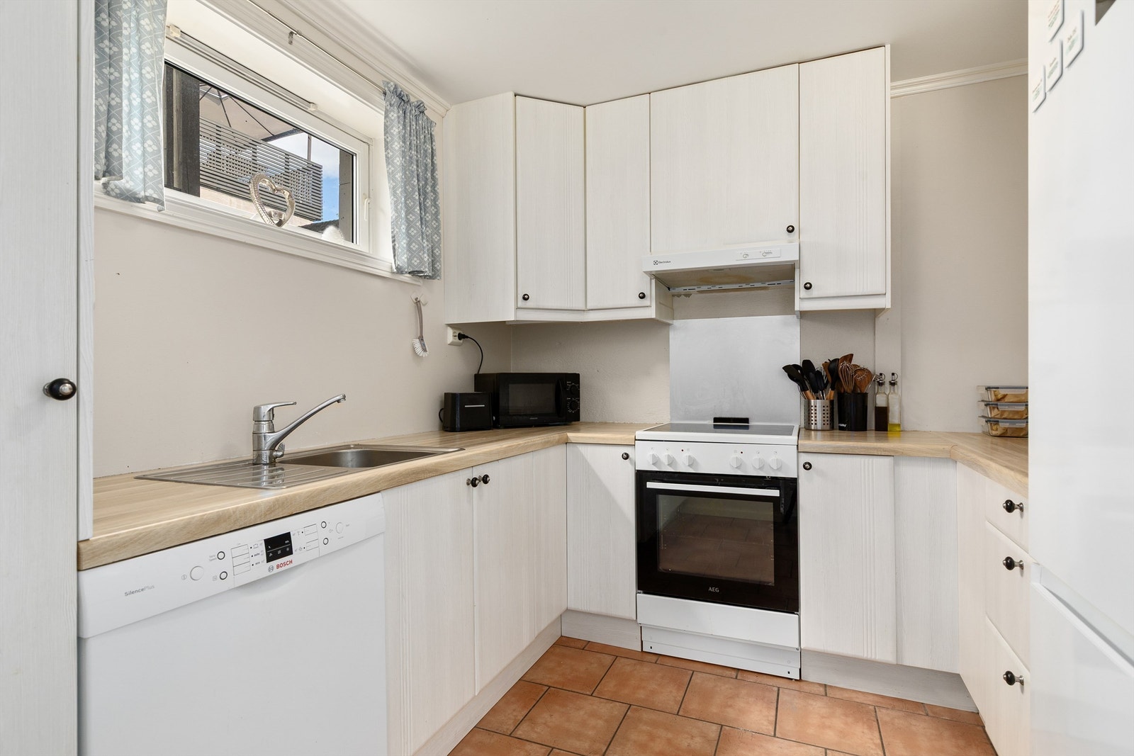 Kjøkkenet har en åpen løsning mot stuen Galleribilde